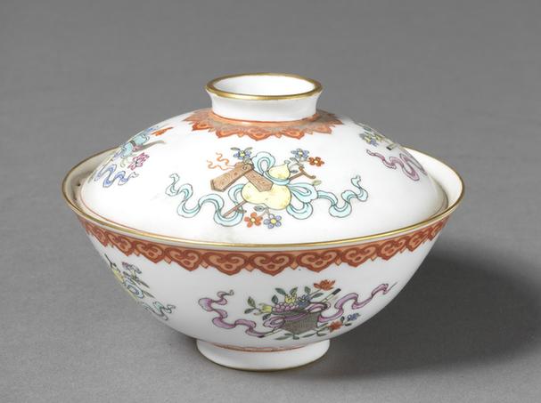 乾隆款粉彩八吉祥纹盖碗