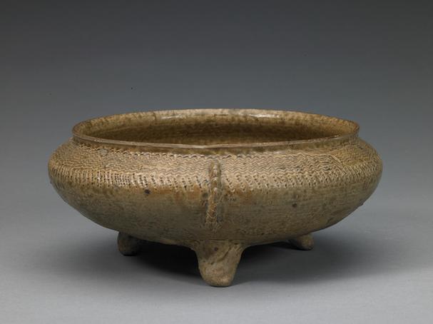 青釉刻划水波纹三足豆