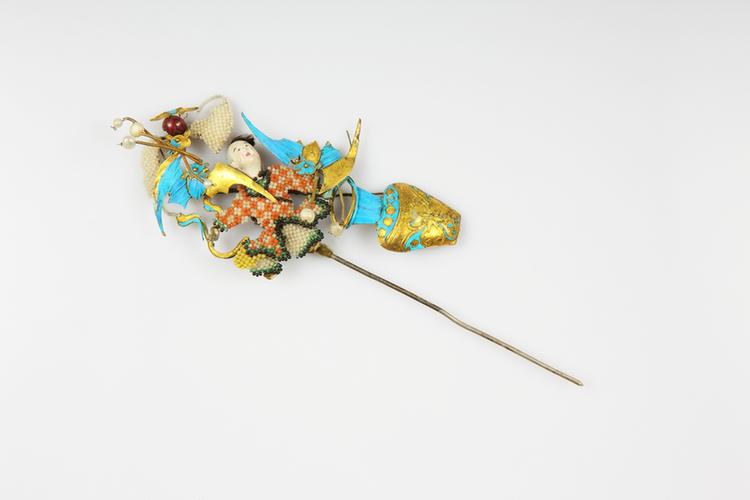 银镀金嵌宝石人物纹簪