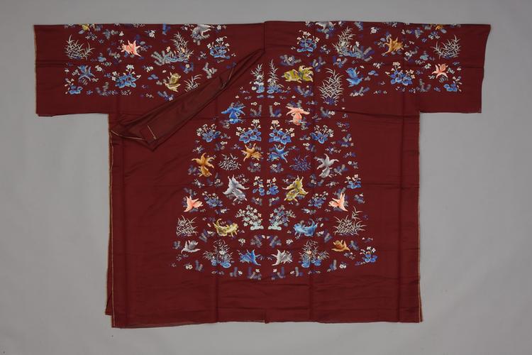 绛色绸绣鱼藻纹氅衣料