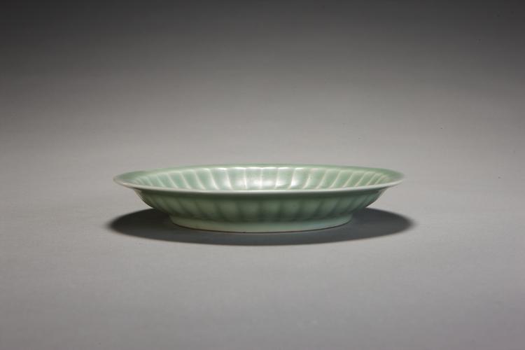 冬青釉刻花菊瓣盘