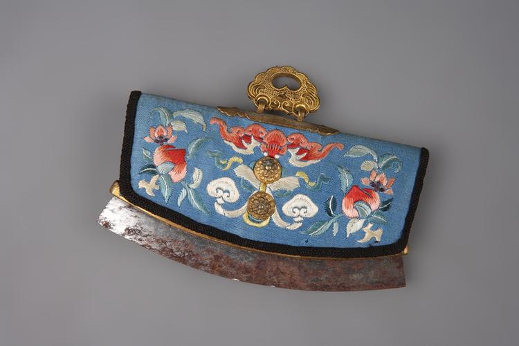 蓝色缂丝云蝠纹寿字荷包式火燫