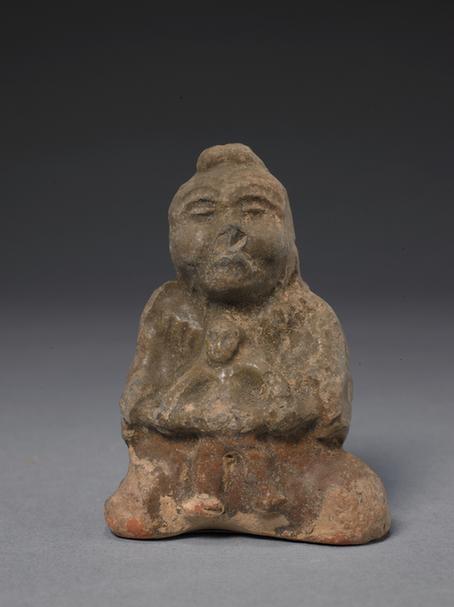 陶黄釉妇人抱婴俑