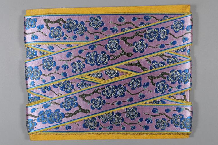 雪灰色缎地织金三蓝枝梅纹绦