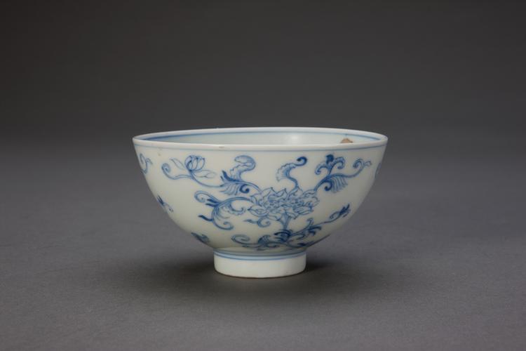 青花折枝花纹小碗