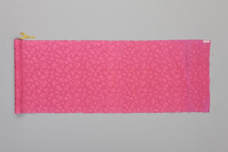 玫瑰红色梅蝶球纹线绸