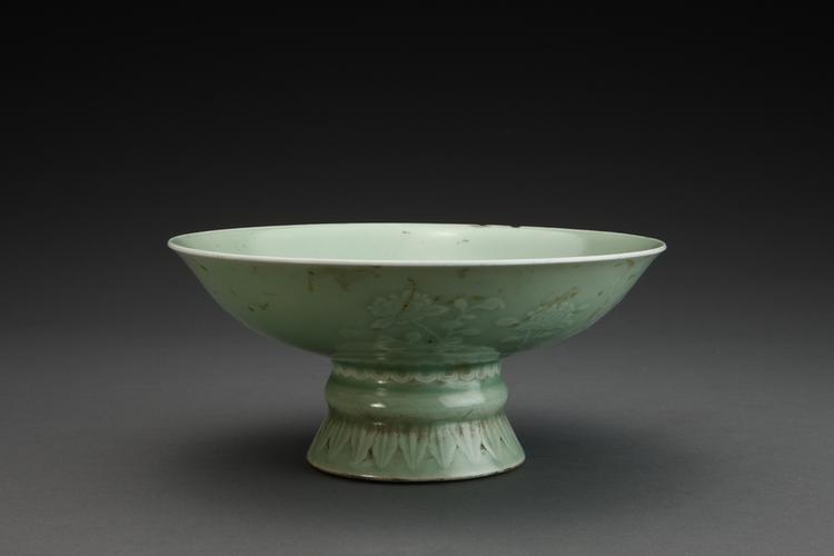 雍正款冬青釉高足碗