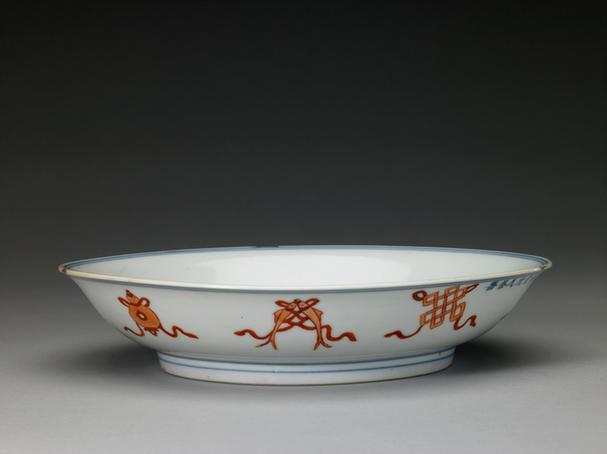 戊戍款红彩八宝团花纹盘