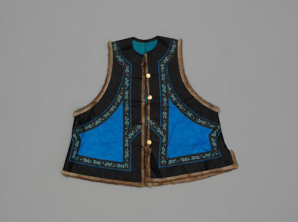 月白色兰花纹暗花缎镶貂皮边琵琶襟夹坎肩