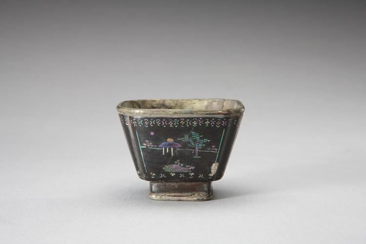 黑漆嵌螺钿山水人物图方形委角银里杯