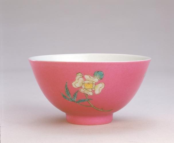 雍正款胭脂水釉粉彩花蝶纹碗