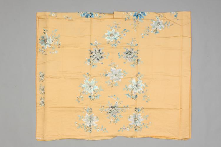 浅黄色绸绣浅彩大洋花纹袍料