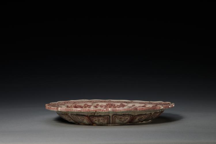 釉里红缠枝牡纹丹菱花式盏托