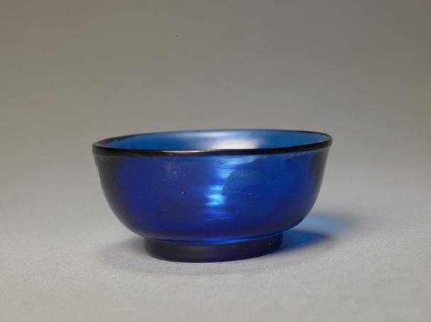 光绪款蓝色玻璃撇口杯