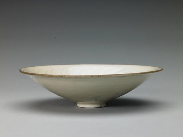 定窑白釉划花荷叶纹碗