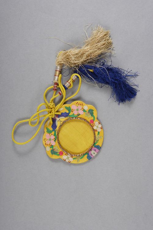 黄色缎钉绫绣海棠花纹活计-表套