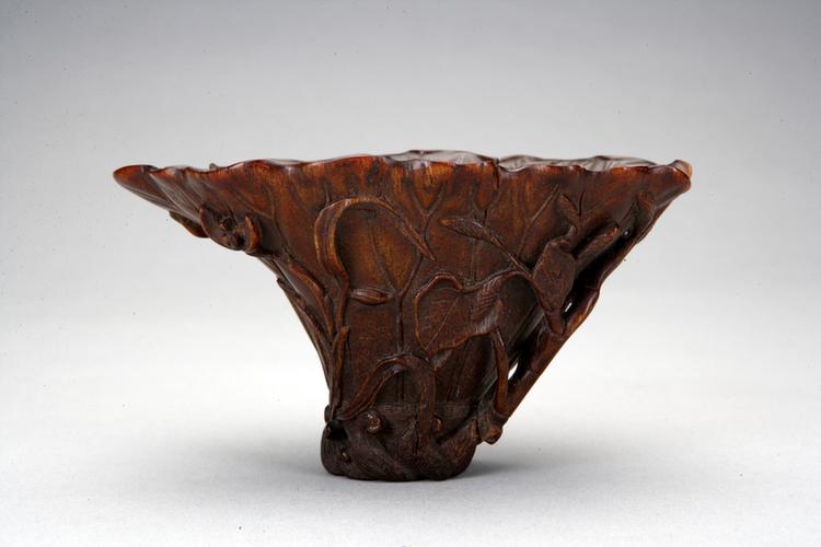 犀角雕莲螭纹荷叶式杯