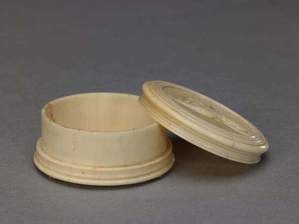 雍正款象牙雕卧犬图圆盒