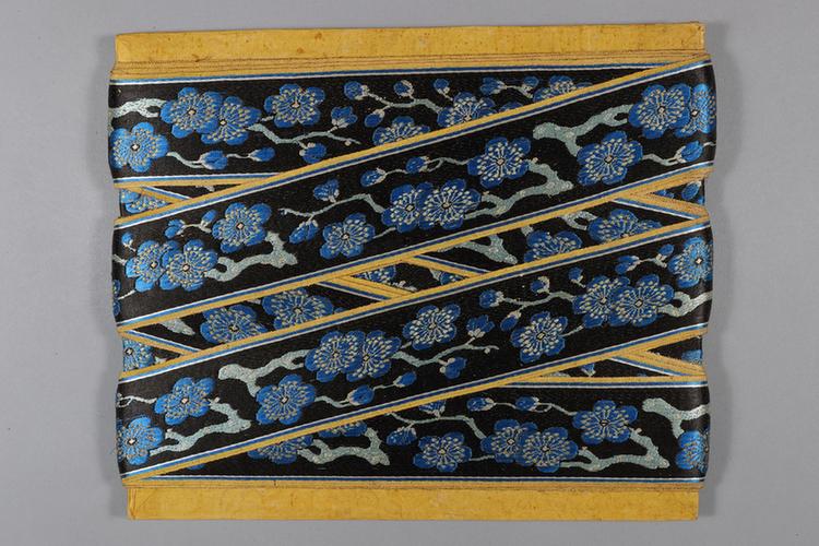 元青色缎地织金三蓝枝梅纹绦