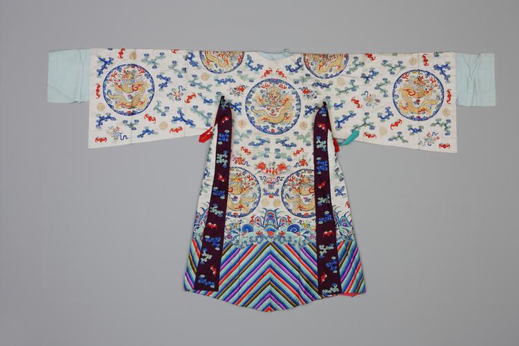 蛋青色缎绣彩云蝠金十团龙纹男蟒