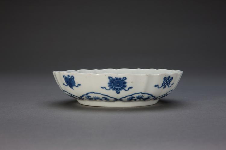 青花缠枝莲八吉祥纹菊瓣盘