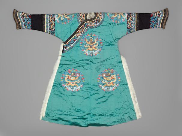 绿色缎绣八团彩云金龙纹青白狐皮女龙袍