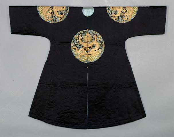 石青色缎绣四团彩云金龙纹棉衮服