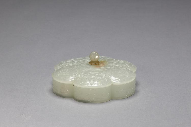 嘉庆款痕都斯坦白玉梅花式盒