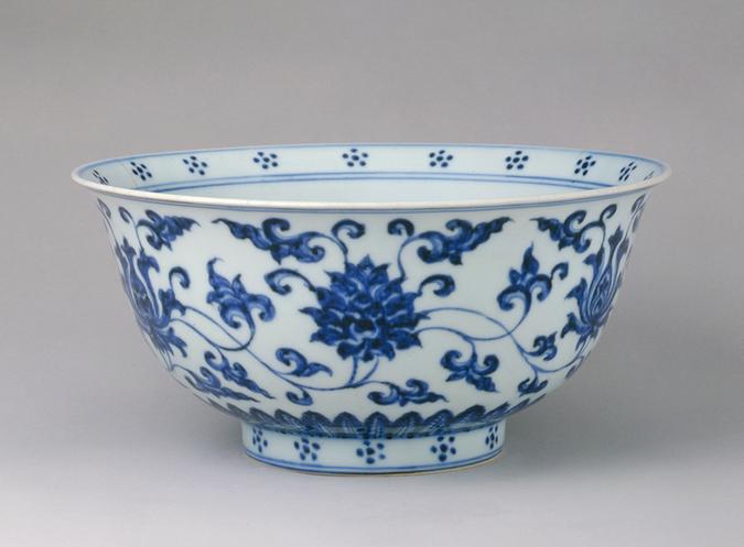 宣德款青花缠枝莲纹碗