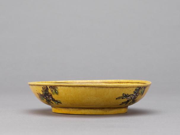 万历款黄地紫绿彩龙纹盘