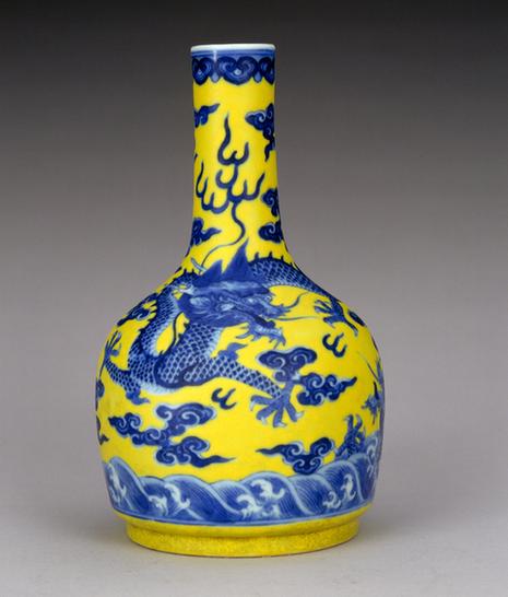 嘉庆款黄地青花云龙纹纸槌式瓶