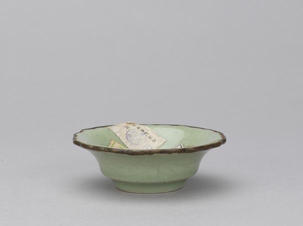 宣德款仿龙泉釉划花碟