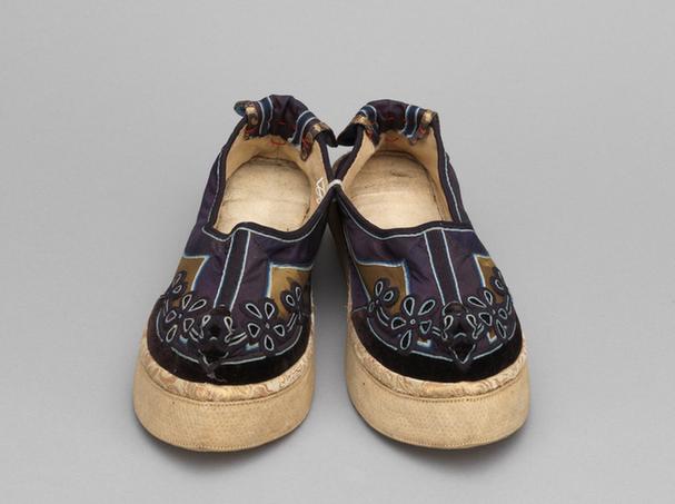 香色缎补绒云纹头尖底鞋