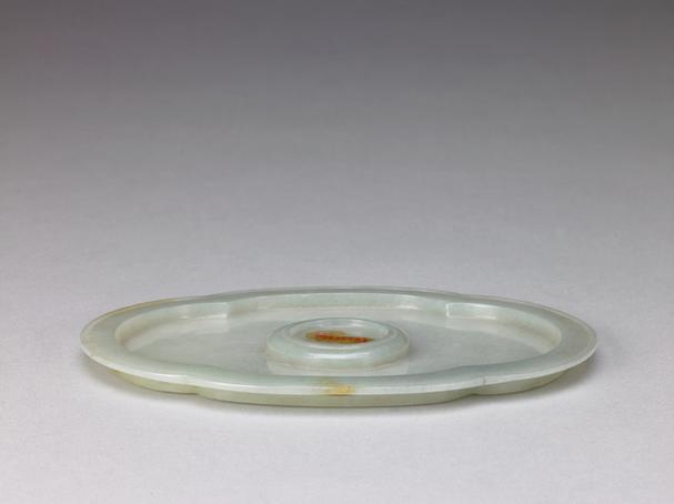 乾隆款青玉光素海棠式杯托