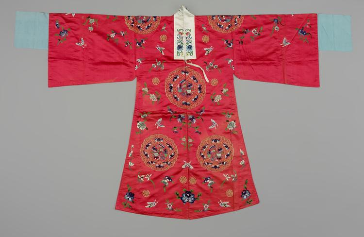 银红色缎绣折枝花蝶金十团万福纹男帔