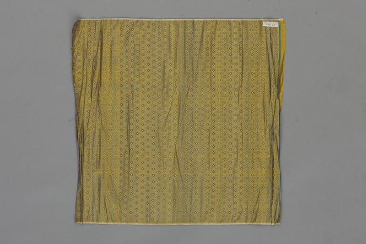 香色地龟背小团花纹锦