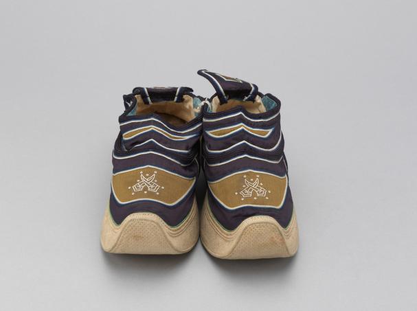 香色缎缉米珠杂宝纹皂鞋