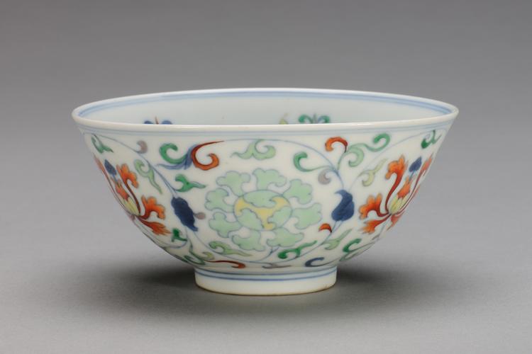 雍正款斗彩缠枝花纹碗