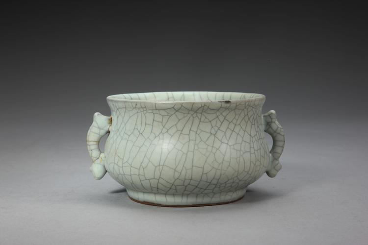 哥窑青釉双鱼耳炉