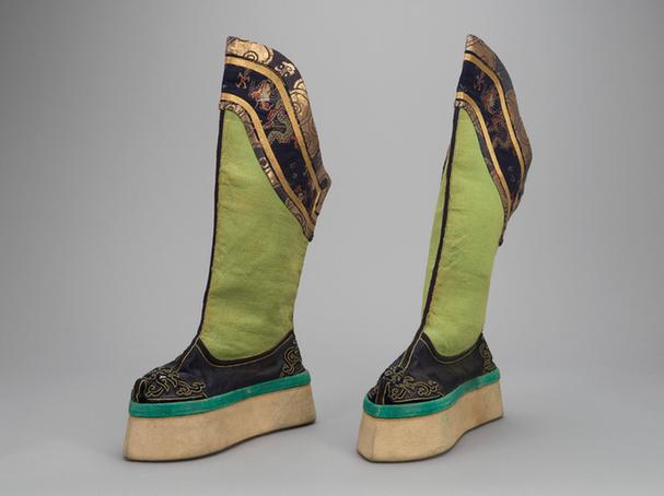 绿色缎筒石青缎帮绒云纹头尖底靴