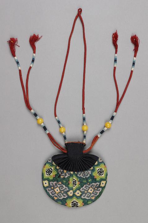 红青色缎口铺绒六角勾莲寿纹椭圆荷包