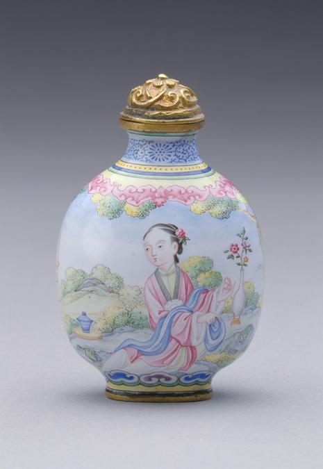 乾隆款画珐琅仕女婴戏图鼻烟壶