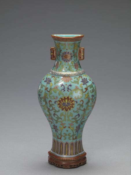 乾隆款绿地粉彩花卉纹壁瓶