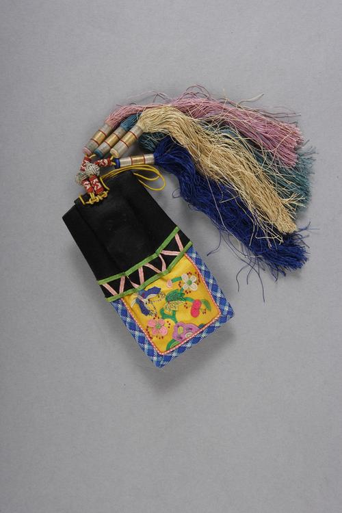 黄色缎钉绫绣海棠花纹活计-烟荷包