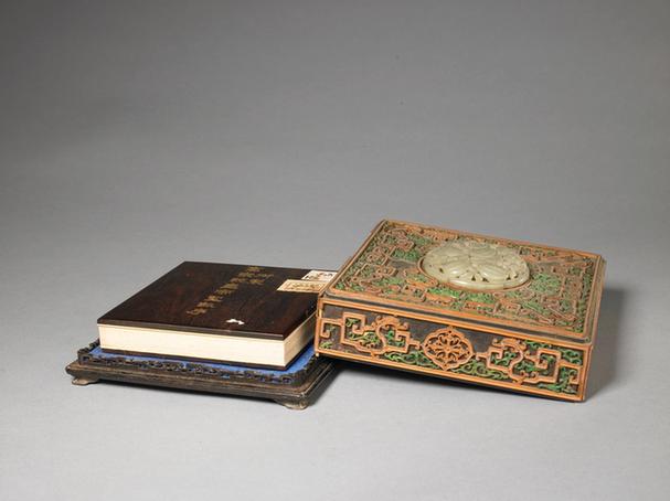 紫檀嵌檀香染牙卷草夔龙纹镶玉雕瓜果纹方盒