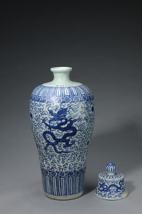 万历款青花穿花龙纹带盖梅瓶