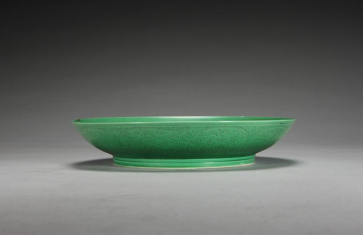 雍正款瓜皮绿釉暗划缠枝石榴纹盘