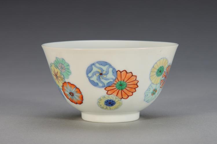 雍正款斗彩皮球花纹小碗