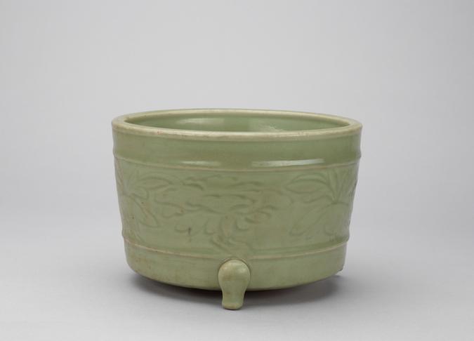 龙泉窑青釉暗刻花卉纹三足筒式炉