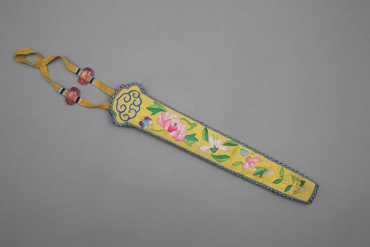 黄色缎钉绫绣玉堂富贵纹活计-扇套